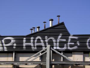 Tag sur une friche industrielle