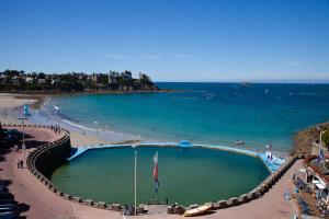 piscine d'eau de mer, plage et ville de Dinard/sea water swimming pool, beach and town of Dinard