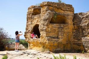 Vallée des temples, Agrigente, enceinte et sépultures/Valley of the Temples, Agrigento,enclosure and burials