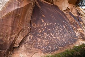 Newspaper rock, pétroglyphes.petroglyphs