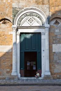 Enfant à la porte d'une église/child at the cathedral gate