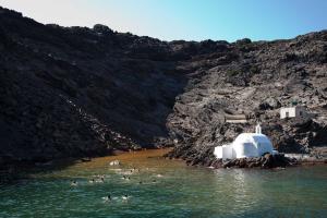 Baignade à Paléa Kaméni, Santorin/Swimming in Palaia kameni, Santorini