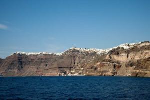 Fira et le port de Skala depuis la caldeira/Fira and the port of Skala from the caldera