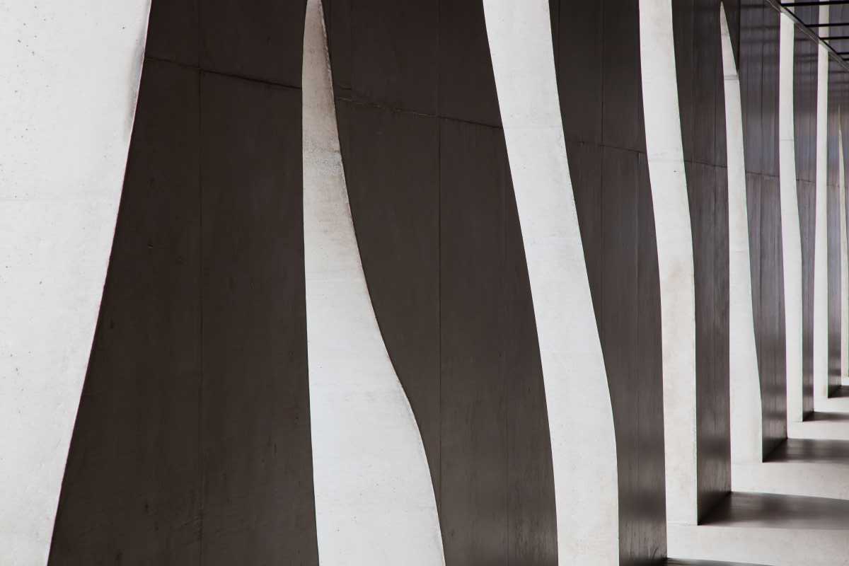 abstractions. Sous un angle ou une lumière, les réalités cessent d'être ce qu'elles sont, laissant place à une apesanteur formelle. Personne ne peut plus dire ce que ces photos représentent. Chacun en profite comme il l'entend.